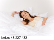 Девушка спит в кровати с белым постельным бельем. Стоковое фото, фотограф CandyBox Images / Фотобанк Лори