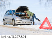 Девушка у сломавшегося автомобиля зимой. Стоковое фото, фотограф CandyBox Images / Фотобанк Лори