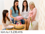 Именинница получает подарок и цветы от подруг. Стоковое фото, фотограф CandyBox Images / Фотобанк Лори