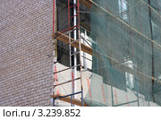 Строительные леса у кирпичного здания (2012 год). Редакционное фото, фотограф Анатолий Матвейчук / Фотобанк Лори