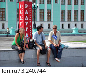 Квартирные маклеры на привокзальной площади Новосибирска (2011 год). Редакционное фото, фотограф Анна Мартынова / Фотобанк Лори