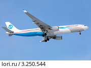 Самолет Airbus A330-300 российской авиакомпании «Владивосток Авиа» совершает посадку (2012 год). Редакционное фото, фотограф Николай Винокуров / Фотобанк Лори