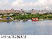Новосибирск, лодочный причал на Оби на фоне железнодорожной ветки (2011 год). Редакционное фото, фотограф Анна Мартынова / Фотобанк Лори