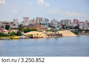 Новосибирск, промзона на Оби - разгрузка песка (2011 год). Редакционное фото, фотограф Анна Мартынова / Фотобанк Лори