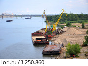 Разгрузка песка с баржи. Обь, Новосибирск (2011 год). Редакционное фото, фотограф Анна Мартынова / Фотобанк Лори