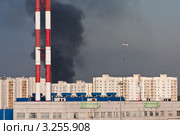 Пожарный вертолет КА-32 подлетает к очагу возгорания на подстанции "Чагино" для сброса воды. Стоковое фото, фотограф Родион Власов / Фотобанк Лори