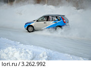 Спортивный автомобиль поворачивая скользит по трассе в густой пыли снега. Стоковое фото, фотограф Валерий Краснов / Фотобанк Лори