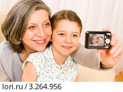Бабушка и внучка фотографируют сами себя. Стоковое фото, фотограф CandyBox Images / Фотобанк Лори
