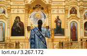 Русская православная церковь. Вечерня, диакон перед царскими вратами. Праздничное облачение голубого цвета. Стоковое видео, видеограф Mikhail Erguine / Фотобанк Лори