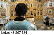 Русская православная церковь. Всенощное бдение ( Вечерня ). Псаломщик вечерни читает псалмы. Праздничное облачение голубого цвета. Стоковое видео, видеограф Mikhail Erguine / Фотобанк Лори