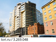 Новосибирск старый и новый. Старинный кирпичный особняк среди строящихся современных зданий на улице Мичурина (2011 год). Стоковое фото, фотограф Павел Просветов / Фотобанк Лори