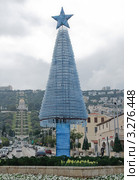 Рождественская ёлка из пластиковых бутылок (2012 год). Редакционное фото, фотограф Сергей Бойков / Фотобанк Лори