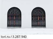 Белая стена с двумя окнами (2012 год). Редакционное фото, фотограф Бурмистрова Ирина / Фотобанк Лори