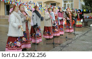 Народный хор поет на городской площади во время праздника. Город Крымск, Краснодарский край (2012 год). Редакционное видео, видеограф Федор Королевский / Фотобанк Лори