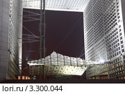 Арка в деловом районе Ла-Дефанс в Париже ночью, Франция (2010 год). Редакционное фото, фотограф Losevsky Pavel / Фотобанк Лори