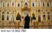 Русская православная церковь. Священник перед иконостасом, облачение черного цвета (Великий Пост) Стоковое видео, видеограф Mikhail Erguine / Фотобанк Лори