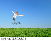 Девушка в белом прыгает в поле на фоне неба. Стоковое фото, фотограф Арестов Андрей Павлович / Фотобанк Лори