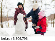 Три девочки подружки строят снеговика. Стоковое фото, фотограф Игорь Низов / Фотобанк Лори