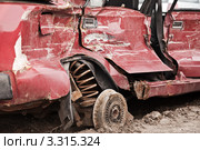 Поврежденный в аварии легковой автомобиль. Стоковое фото, фотограф Илья Андриянов / Фотобанк Лори