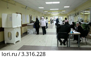 Москва, выборы Президента России, избирательный участок 2551 (2012 год). Редакционное видео, видеограф Игорь Долгов / Фотобанк Лори