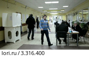 Москва, выборы Президента России, избирательный участок 2551 (2012 год). Редакционное видео, видеограф Игорь Долгов / Фотобанк Лори