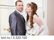 Невеста пытается поцеловать жениха. Стоковое фото, фотограф Кекяляйнен Андрей / Фотобанк Лори