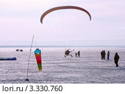 Парапланеристы на Шершнёвском водохранилище, Челябинск (2012 год). Стоковое фото, фотограф Хайрятдинов Ринат / Фотобанк Лори