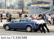 Матросы пытаются передвинуть автомобиль без водителя (2011 год). Редакционное фото, фотограф Сергей Разживин / Фотобанк Лори