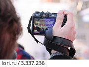 Фотограф на митинге "За новые выборы" 10 марта 2012 года на Новом Арбате. Редакционное фото, фотограф Алёшина Оксана / Фотобанк Лори