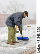 Уборка снега на крыше. Стоковое фото, фотограф макаров виктор / Фотобанк Лори