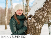 Портрет  девушки в зимнем лесу возле берёзы. Стоковое фото, фотограф Игорь Низов / Фотобанк Лори
