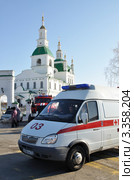Ялуторовск. Машина скрой помощи на фоне  Сретенского Собора (2012 год). Редакционное фото, фотограф Александр Тараканов / Фотобанк Лори