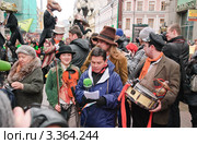 Репортер телеканала RT на Арбате в День святого Патрика. 2012 год. Редакционное фото, фотограф Алёшина Оксана / Фотобанк Лори
