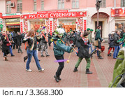 Пойстеры на Арбате в День святого Патрика. 2012 год. Редакционное фото, фотограф Алёшина Оксана / Фотобанк Лори