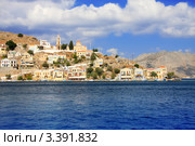 Греция.Группа островов Додеканес ( Dodecanesse). Остров Сими (Symi). Дома различных цветов на прибрежных скалах. (2008 год). Стоковое фото, фотограф Куликов Константин / Фотобанк Лори