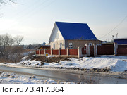 Кирпичный коттедж с синей крышей (2012 год). Стоковое фото, фотограф Александр Тараканов / Фотобанк Лори