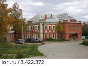 Здание на территории Храма Пресвятой Троицы в Щурово, город Коломна (2010 год). Редакционное фото, фотограф Natalia Sidorova / Фотобанк Лори