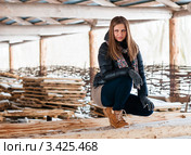 Симпатичная девушка  сидит в сарае на бревнах (2012 год). Редакционное фото, фотограф Игорь Низов / Фотобанк Лори