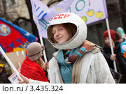 Участник праздничного космического арт-шествия 12 апреля «За авиацию и космонавтику! За мечту!» в честь международного Дня космонавтики, Москва, Россия (2012 год). Редакционное фото, фотограф Николай Винокуров / Фотобанк Лори