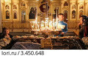 Русская православная церковь,  Пасха. Пасхальная служба, св. Плащаница, верующие ставят свечи (2012 год). Редакционное видео, видеограф Mikhail Erguine / Фотобанк Лори