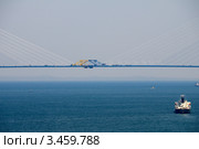 Владивосток. Корабли на внутреннем рейде. Мост через пролив Босфор Восточный. Монтаж последнего пролёта - соединение материка и острова (2012 год). Стоковое фото, фотограф Сергеев Игорь / Фотобанк Лори