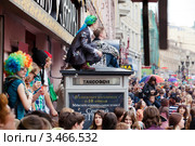 Участники флешмоба "Дримфлеш 2012" на улице Арбат пускают мыльные пузыри. Москва, Россия. Редакционное фото, фотограф Николай Винокуров / Фотобанк Лори