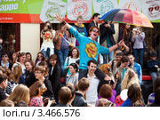 Участники флешмоба "Дримфлеш 2012" на улице Арбат пускают мыльные пузыри. Москва, Россия. Редакционное фото, фотограф Николай Винокуров / Фотобанк Лори