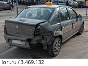 Пострадавшее в ДТП такси "Рено-Логан" (2012 год). Редакционное фото, фотограф Сайганов Александр / Фотобанк Лори