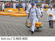 Нидерланды. Алкмар. Сырные тогри (2012 год). Редакционное фото, фотограф Александр Тарасенков / Фотобанк Лори