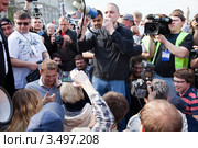 Оператор телекомпании НТВ снимает выступление Удальцова перед митингующими на "Марше миллионов" около кинотеатра "Ударник", город Москва, Россия (2012 год). Редакционное фото, фотограф Николай Винокуров / Фотобанк Лори
