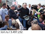 Оператор телекомпании НТВ снимает выступление Удальцова перед митингующими на "Марше миллионов" около кинотеатра "Ударник", город Москва, Россия (2012 год). Редакционное фото, фотограф Николай Винокуров / Фотобанк Лори