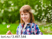 Счастливая рыженькая девочка подросток с одуванчиками. Стоковое фото, фотограф Игорь Низов / Фотобанк Лори