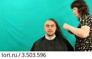 Мужчину  стригут машинкой. Стоковое видео, видеограф Артем Поваров / Фотобанк Лори