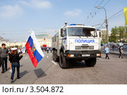 Автомобиль с ОМОН на улице Охотный ряд около Государственной думы едет в сторону Манежной площади в дни народных гуляний, Москва, Россия (2012 год). Редакционное фото, фотограф Николай Винокуров / Фотобанк Лори